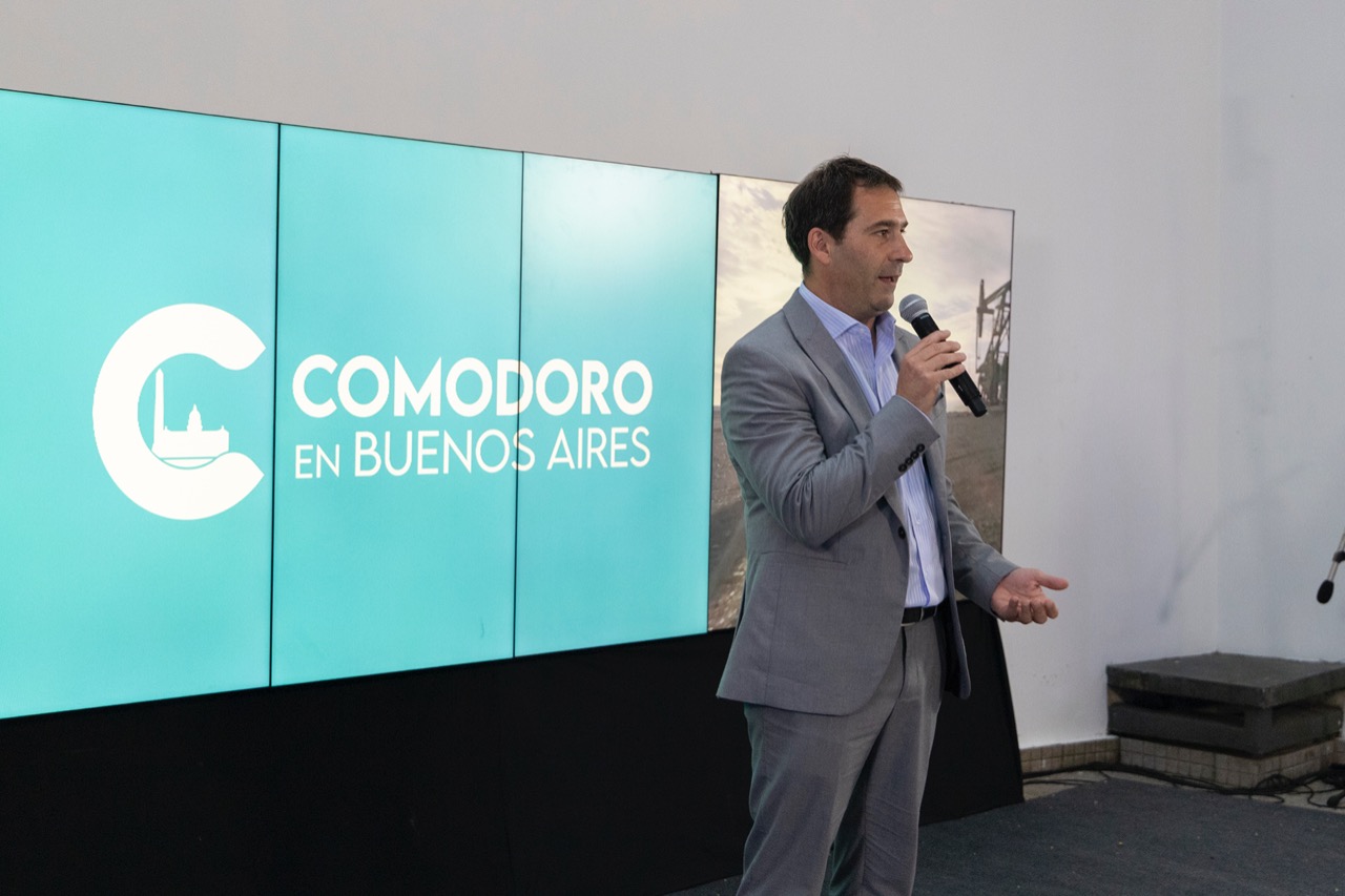 LUQUE EN INAUGURACIÓN CASA COMODORO EN BUENOS AIRES